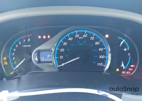 2011 Toyota Sienna Xle V6 z USA, uszkodzony, nr VIN 5TDYK3DC2BS074975